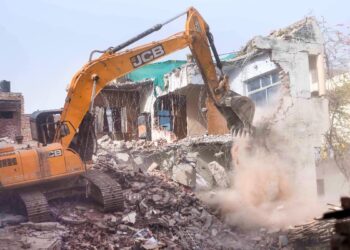 अहमदाबाद में हिंसा करने वाले आरोपियों के अवैध घरों को ध्वस्त, पुलिस ने की बड़ी कार्रवाई।