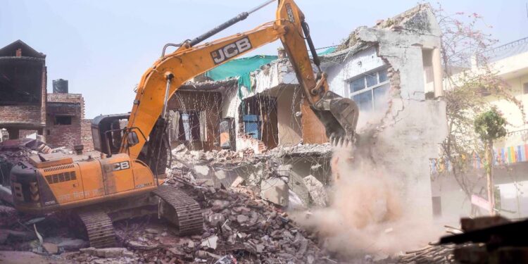अहमदाबाद में हिंसा करने वाले आरोपियों के अवैध घरों को ध्वस्त, पुलिस ने की बड़ी कार्रवाई।