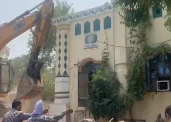 फरीदाबाद: 50 साल पुरानी मस्जिद गिराने पर सियासी-सामाजिक बहस तेज, स्थानीयों का सवाल—”क्यों उजाड़ा हमारा साथ?”