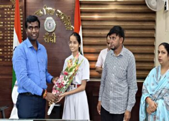 रांची की तहरीन फातिमा बनीं मैट्रिक टॉपर, डीसी ने किया सम्मानित।