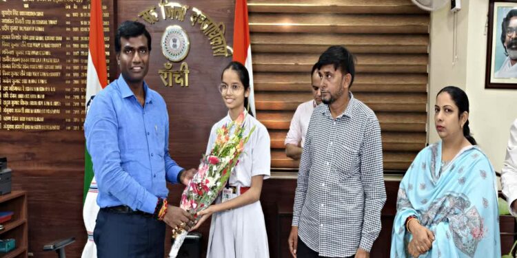 रांची की तहरीन फातिमा बनीं मैट्रिक टॉपर, डीसी ने किया सम्मानित।