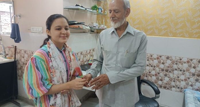 यूडीओ ने शारिया फातिमा शेरवानी को उर्दू में 100% अंक प्राप्त करने पर सम्मानित किया।