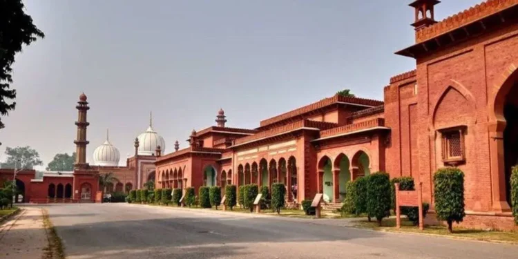 AMU भौतिकी छात्र फराज अली ने जेईएसटी-2025 में अखिल भारतीय रैंक 9 हासिल की।