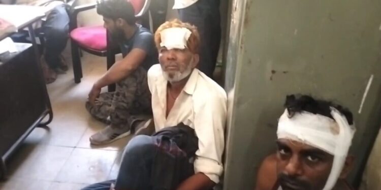 महाराष्ट्र के जालना में गौ-रक्षकों का हमला: मवेशी ले जा रहे सात लोग घायल, पुलिस पर लापरवाही के आरोप।