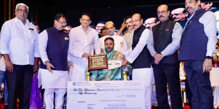 तेलंगाना सरकार ने आज़ाद रिपोर्टर अबू ऐमल को डिजिटल मीडिया में आजीवन उपलब्धि पुरस्कार से सम्मानित किया।