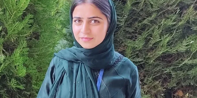 परतावी हक़ ने बी.फार्म में ऑल इंडिया टॉप कर कश्मीर विश्वविद्यालय का नाम रोशन किया।